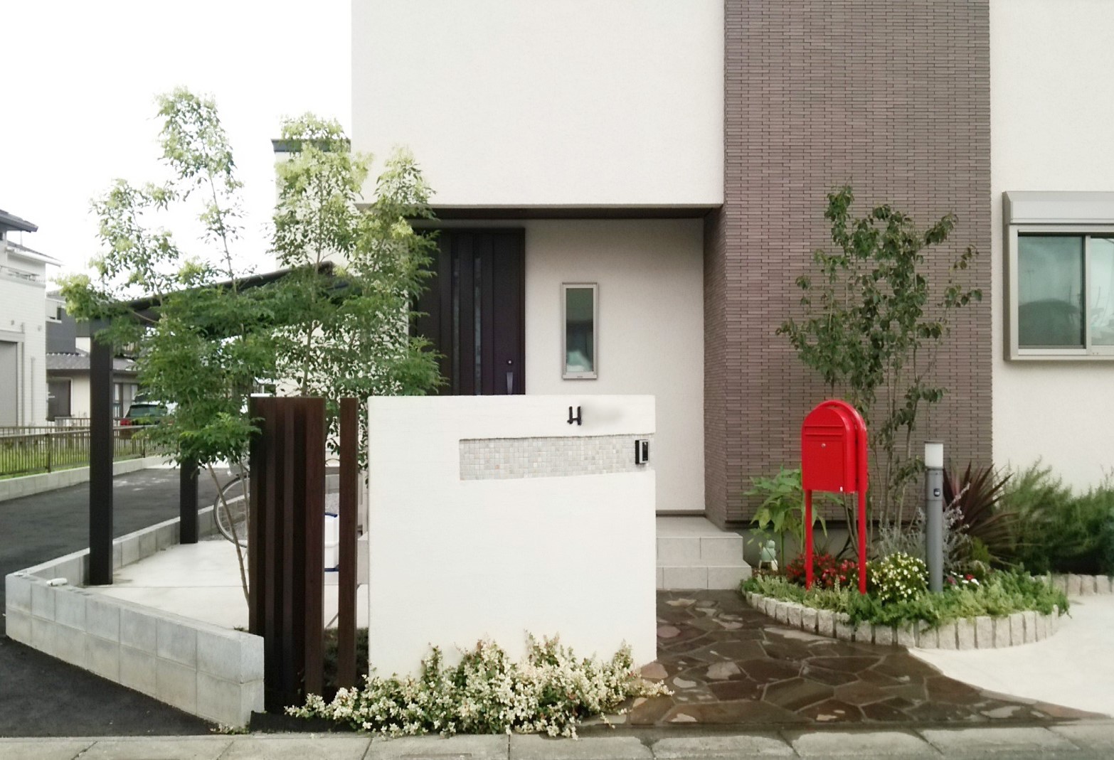 熊谷市のアクセント外壁を活かし色調を統一したナチュラルな外構　