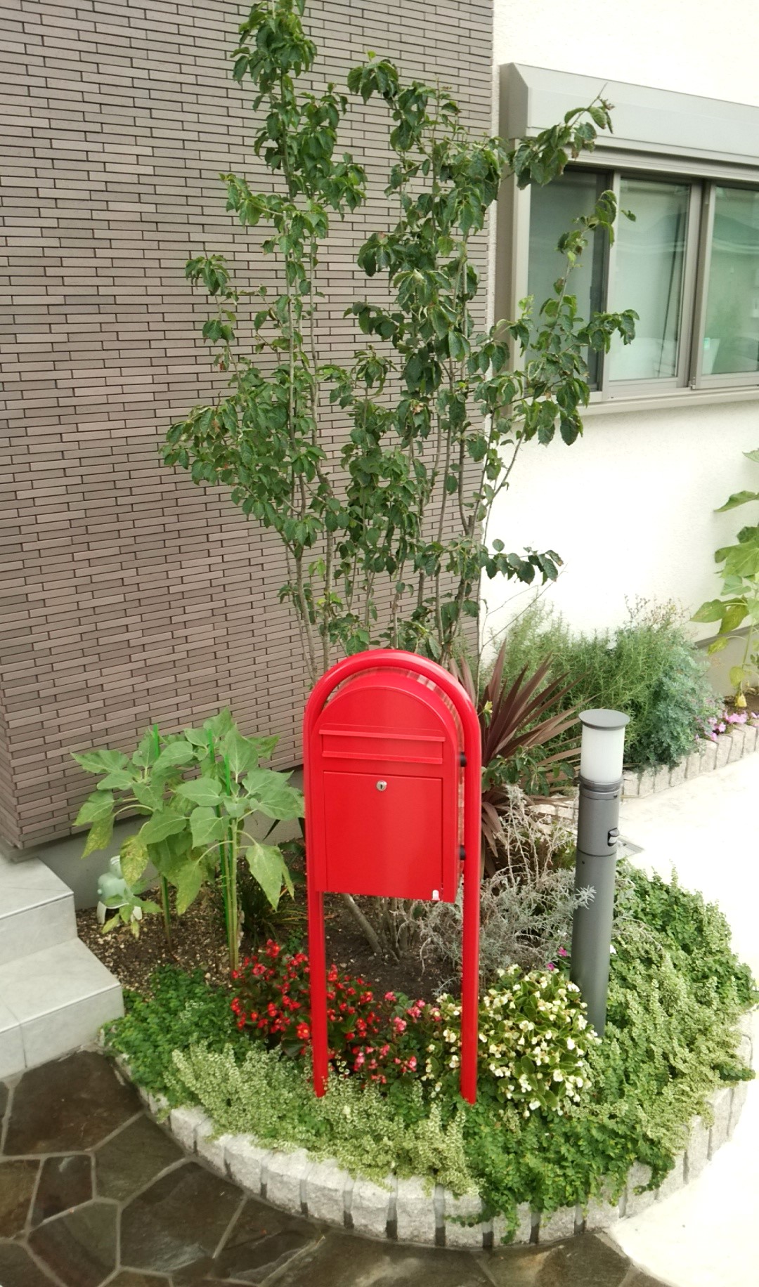 熊谷市のアクセント外壁を活かし色調を統一したナチュラルな外構の植栽1
