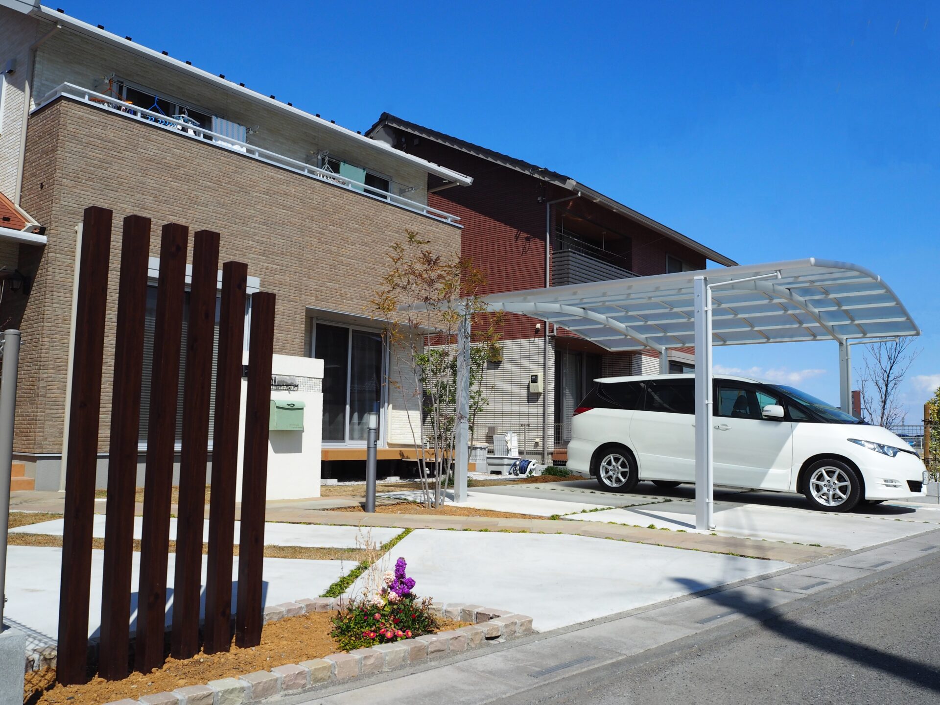鴻巣市のこだわりの駐車スペースとクリーンでナチュラルな雰囲気のオープン外構