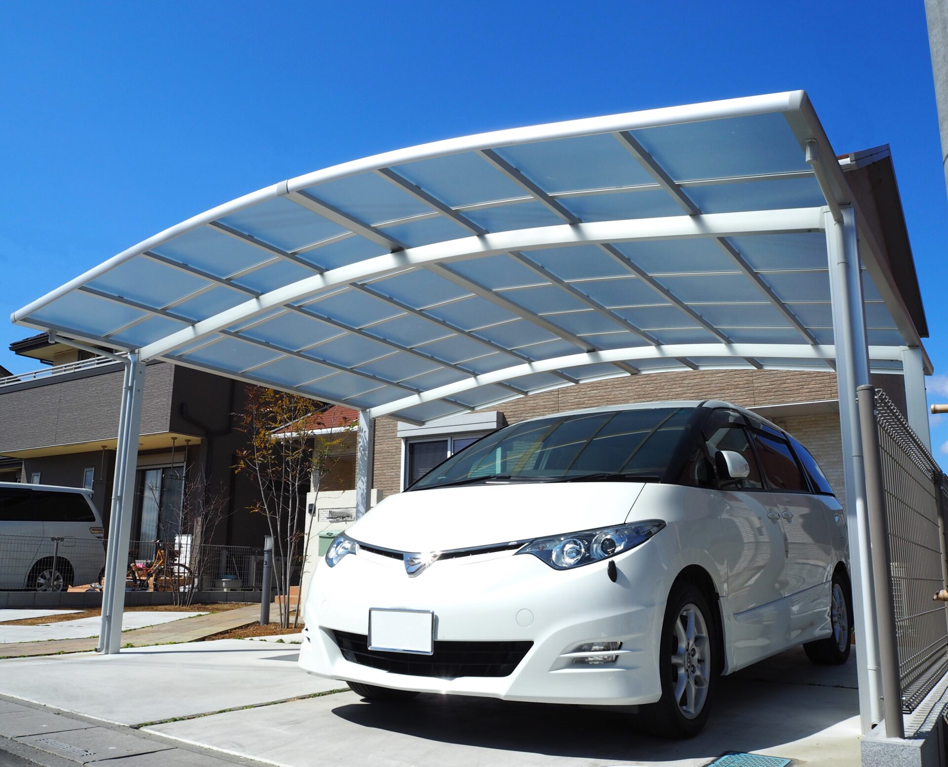 鴻巣市のこだわりの駐車スペースとクリーンでナチュラルな雰囲気のオープン外構のカーポート