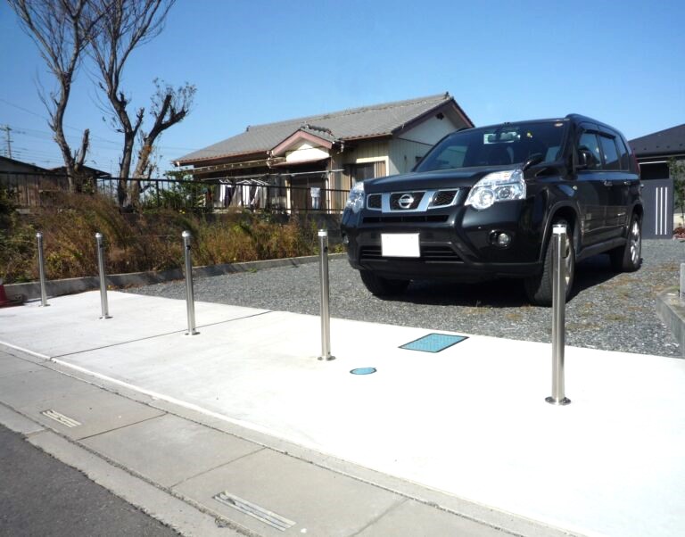 熊谷市のモノトーンの門柱が印象的なシンプルスタイルの外構の駐車場