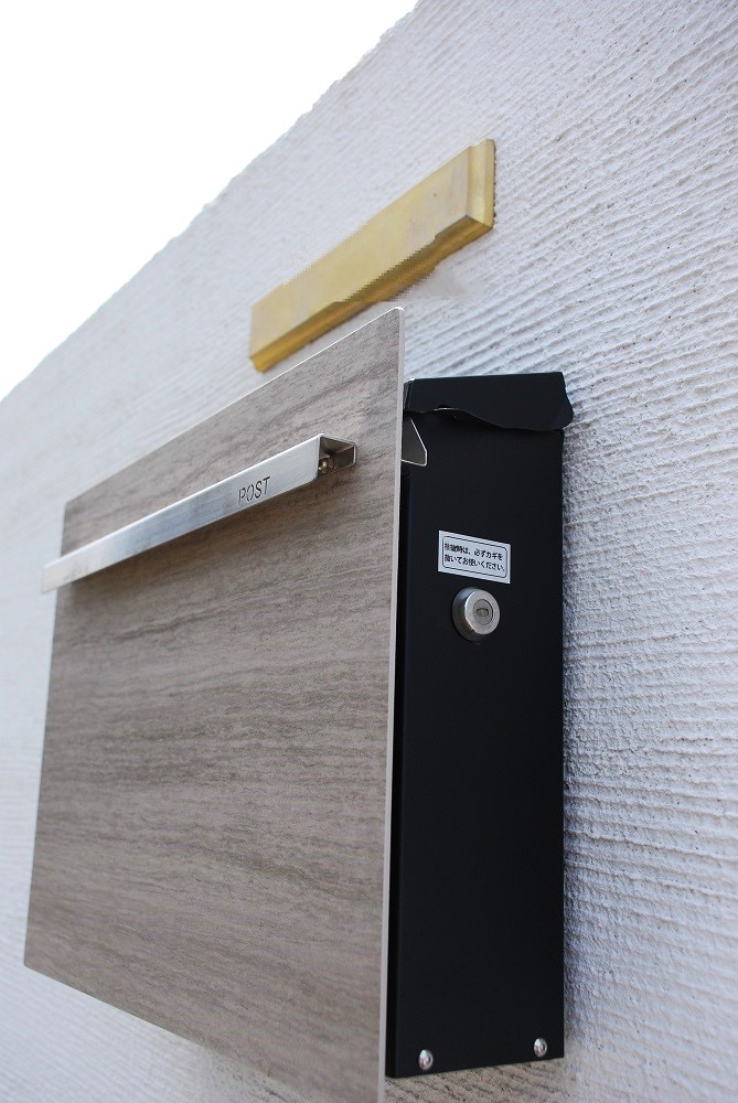 鴻巣市のシンプル外構の白い門柱の表札とポストの施工事例