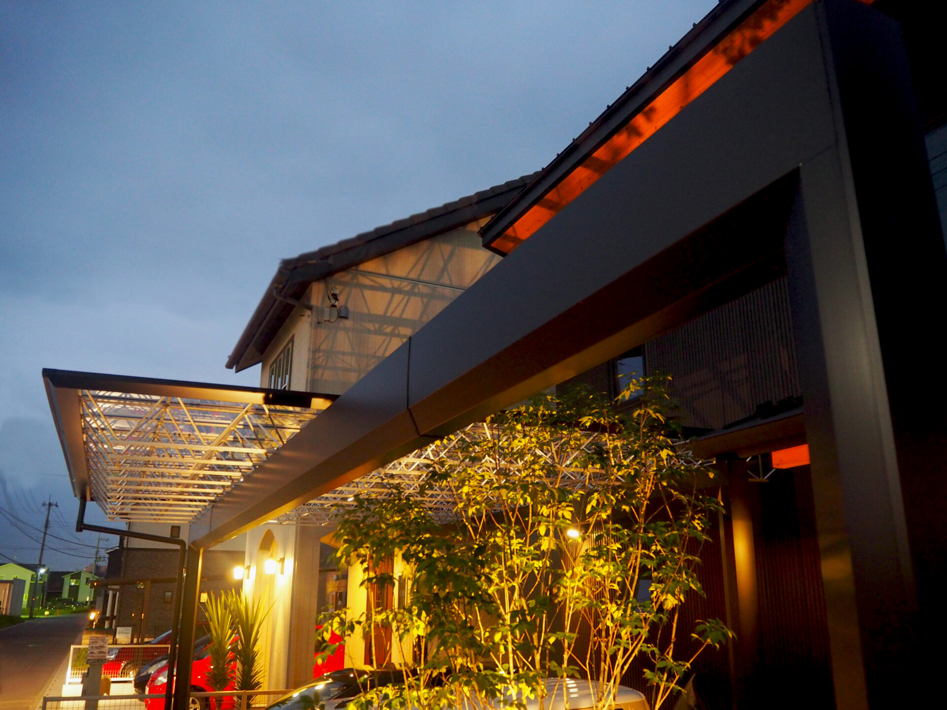 鴻巣市のスタイリッシュ&ジャパニーズモダンな雰囲気のオープン外構のライティング