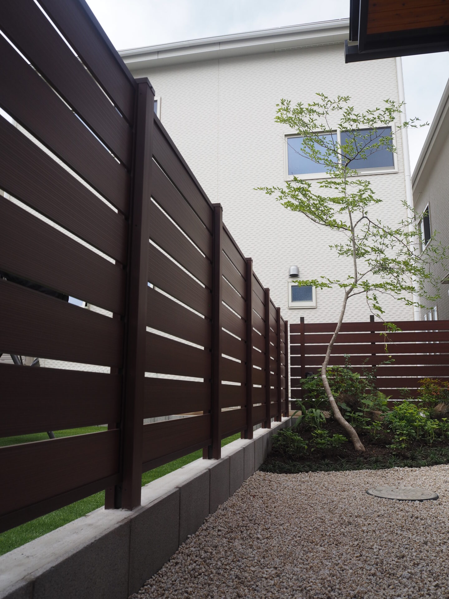 鴻巣市のスタイリッシュ&ジャパニーズモダンな雰囲気のオープン外構の庭まわり