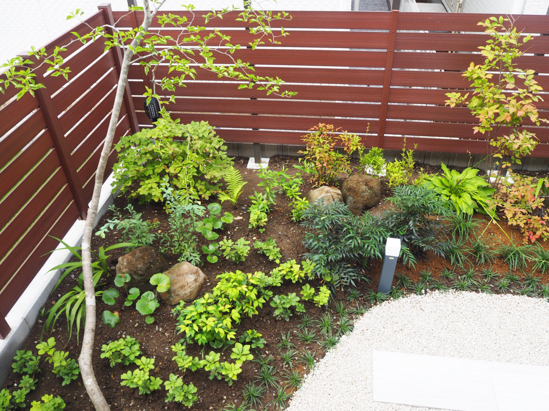 鴻巣市のスタイリッシュ&ジャパニーズモダンな雰囲気のオープン外構の庭まわり