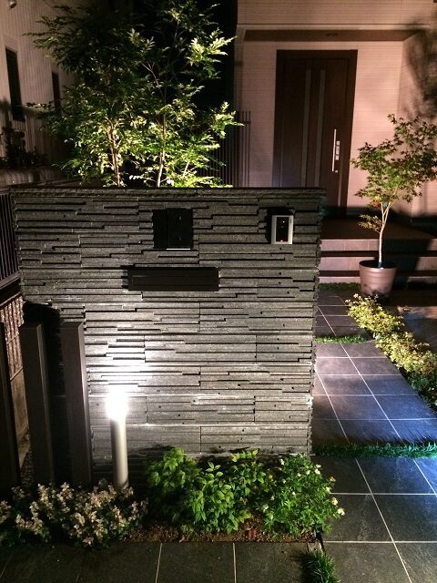 熊谷市の天然石を積み重ねたような化粧ブロックの門柱とライティングが美しい外構のライティング