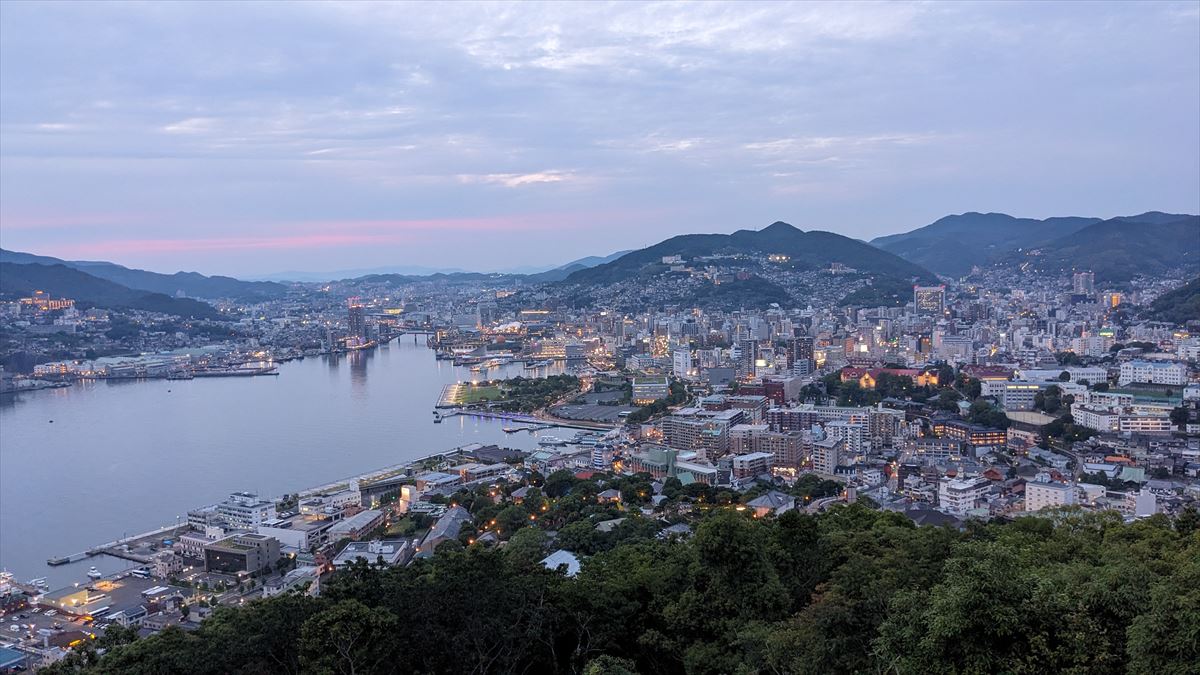 鍋冠山（なべかんむりやま）からの夜景